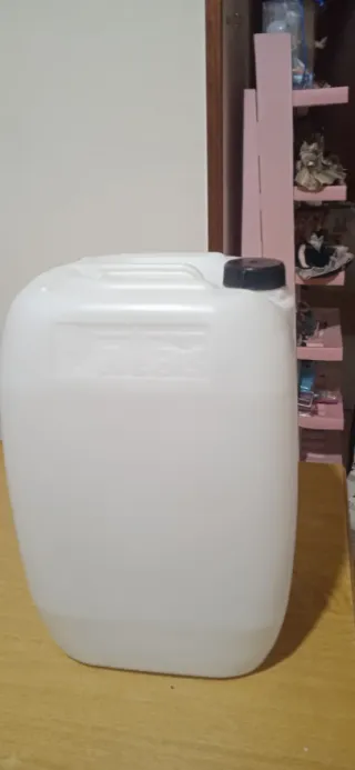 Tanica in plastica bianca