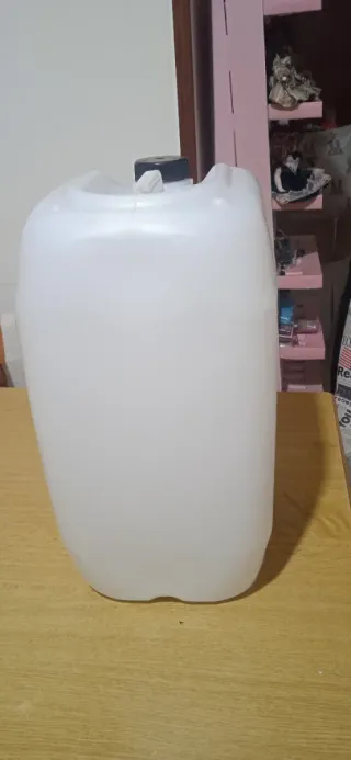 Tanica in plastica bianca