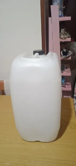 Tanica in plastica bianca