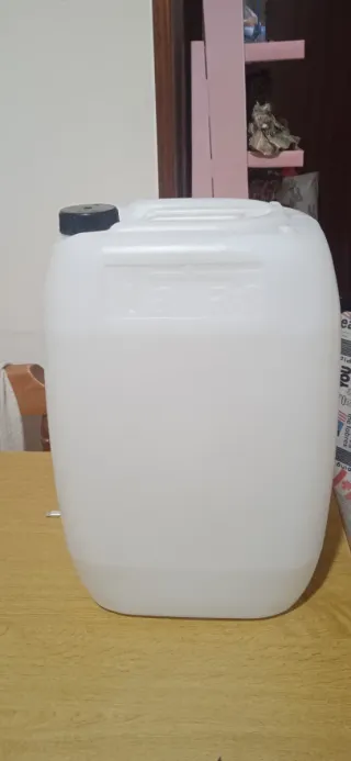 Tanica in plastica bianca