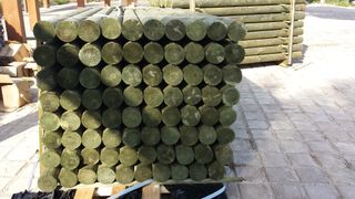 POSTES DE MADERA REDONDOS