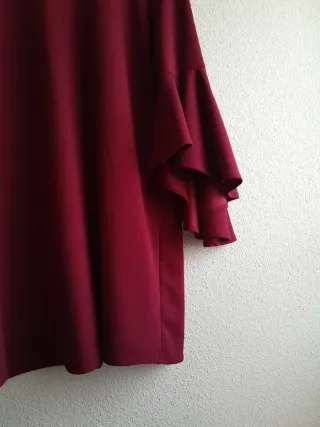 Vestido burdeos manga acampanada