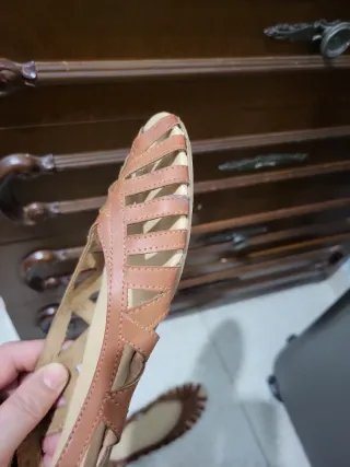 Sandalias planas de mujer marrones
