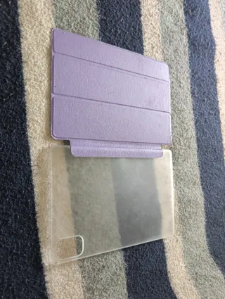 Tablet en color morado incluye teclado y ratón