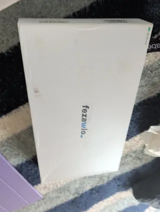 Tablet en color morado incluye teclado y ratón