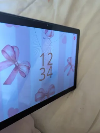 Tablet en color morado incluye teclado y ratón