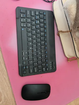 Tablet en color morado incluye teclado y ratón