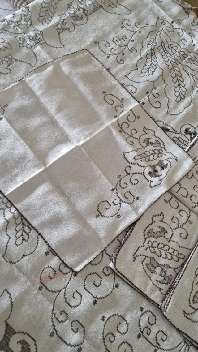Mantelería de tela bordada