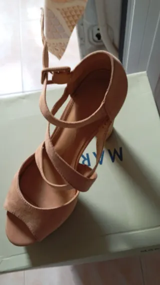 Sandalias doradas cuña