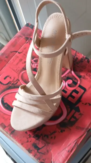 Sandalias doradas cuña