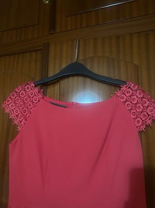 Vestido invitada boda coral con tocado