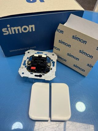 Simon 31: Doble Interruptor Blanco con marco