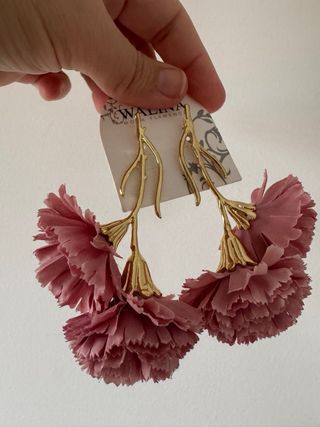 Pendientes Claveles Dorados y Rosa maquillaje