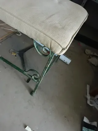 Banco de forja tapizado beige