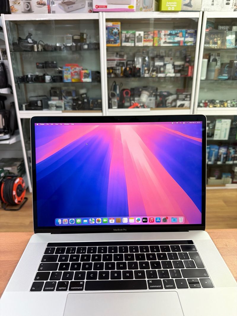 MacBook Pro 15” 2019 i7 16GB RAM 256GB SSD afbeelding 3
