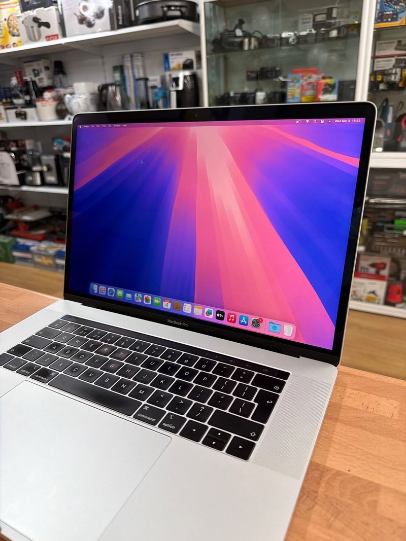 MacBook Pro 15” 2019 i7 16GB RAM 256GB SSD afbeelding 2