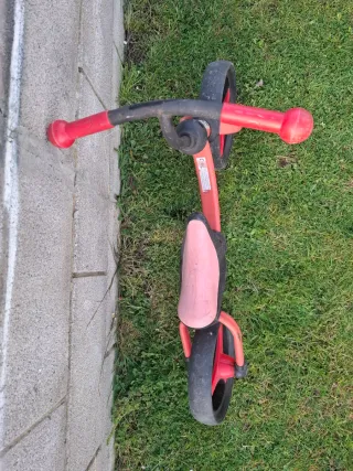 Bicicleta de equilibrio infantil roja