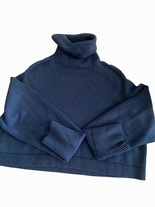 Suéter cuello alto azul marino