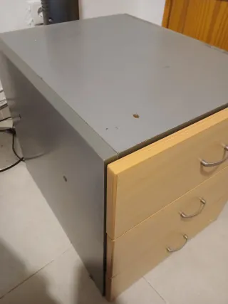 Mesa de escritorio con 3 cajones