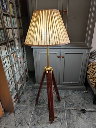Antigua Lámpara de pie Trípode Madera y Bronce