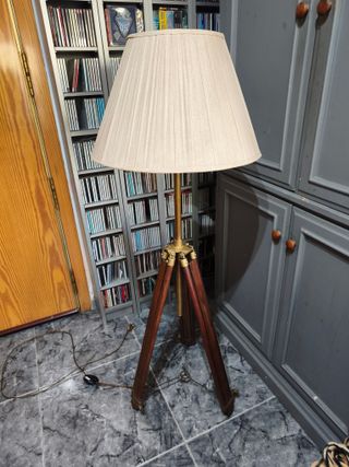 Antigua Lámpara de pie Trípode Madera y Bronce