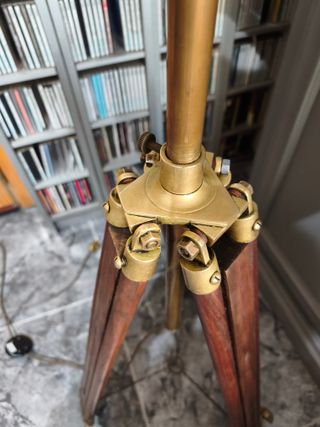 Antigua Lámpara de pie Trípode Madera y Bronce