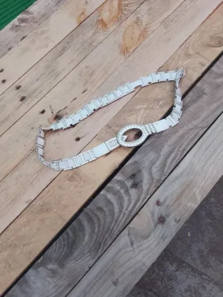Cinturón de mujer plateado con pedrería