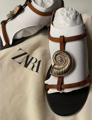 Sandalias planas Zara palas detalle dorado concha