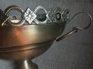 Centro de mesa vintage de latón con asas