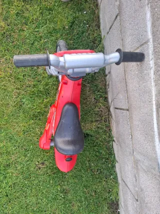 Bicicleta de equilibrio infantil roja