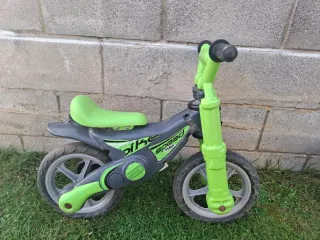 Bicicleta de equilibrio infantil roja