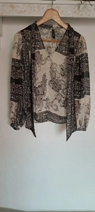 Blusa Zara floral manga larga Lisas morado .negra.