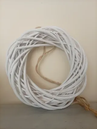 Conjunto de farolillos y corona de mimbre blanco