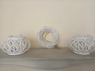 Conjunto de farolillos y corona de mimbre blanco