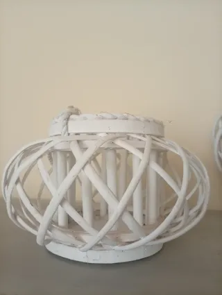 Conjunto de farolillos y corona de mimbre blanco