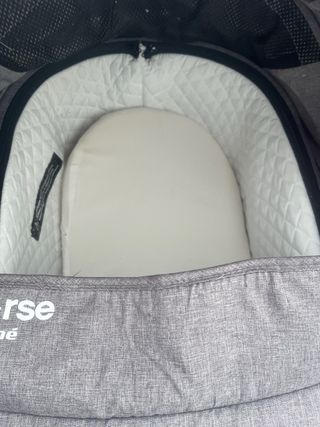 Carrito de bebé gris marca nurse