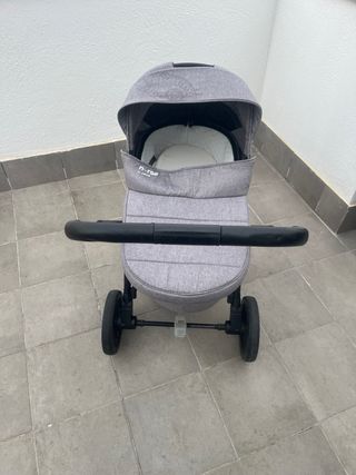 Carrito de bebé gris marca nurse