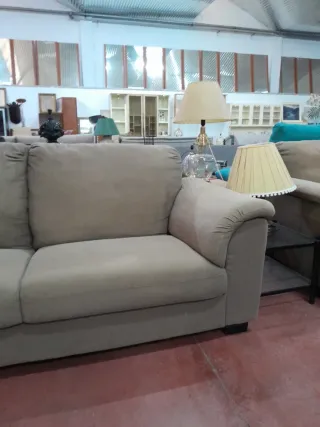 Sofá beige tres plazas y Sofá Beige dos plazas.