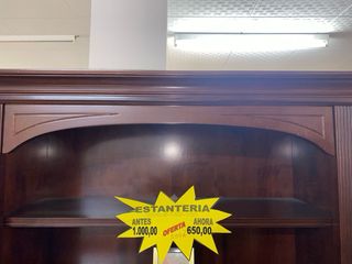Estantería clásica de madera maciza.