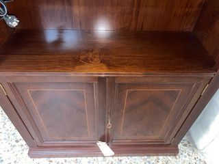 Estantería clásica de madera maciza.