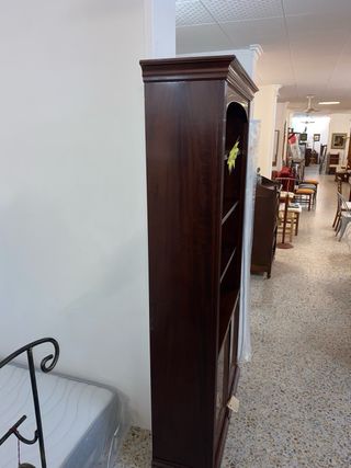 Estantería clásica de madera maciza.