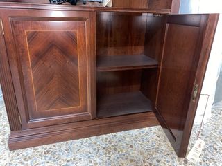 Estantería clásica de madera maciza.