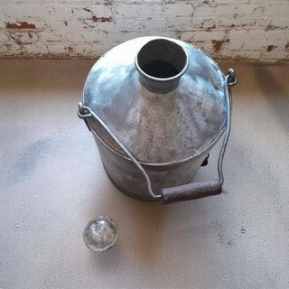 Aceitera antigua metálica con asa