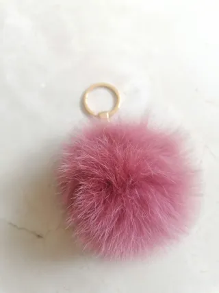 Llavero pompón rosa con aro dorado
