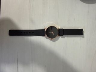 Reloj mujer minimalista negro y dorado