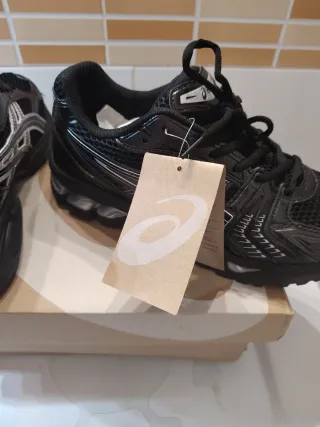 Zapatillas ASICS Negras y Plateadas