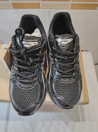 Zapatillas ASICS Negras y Plateadas