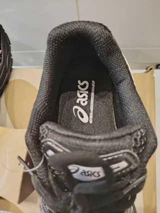 Zapatillas ASICS Negras y Plateadas