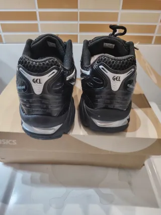 Zapatillas ASICS Negras y Plateadas