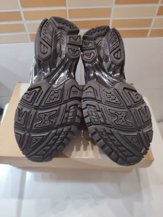 Zapatillas ASICS Negras y Plateadas